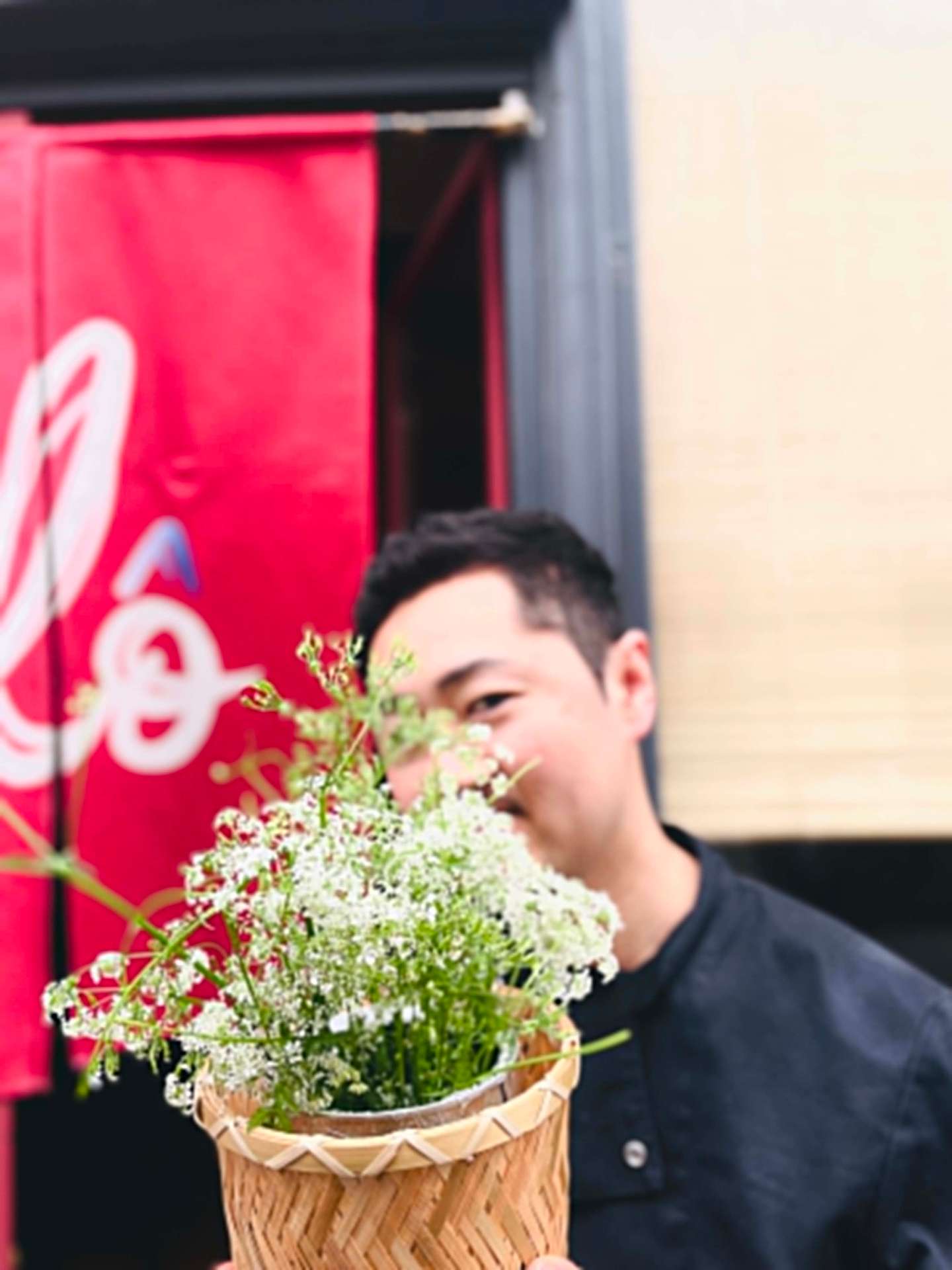 Tatsuya Ozeki présentant un bouquet d'herbes sauvages