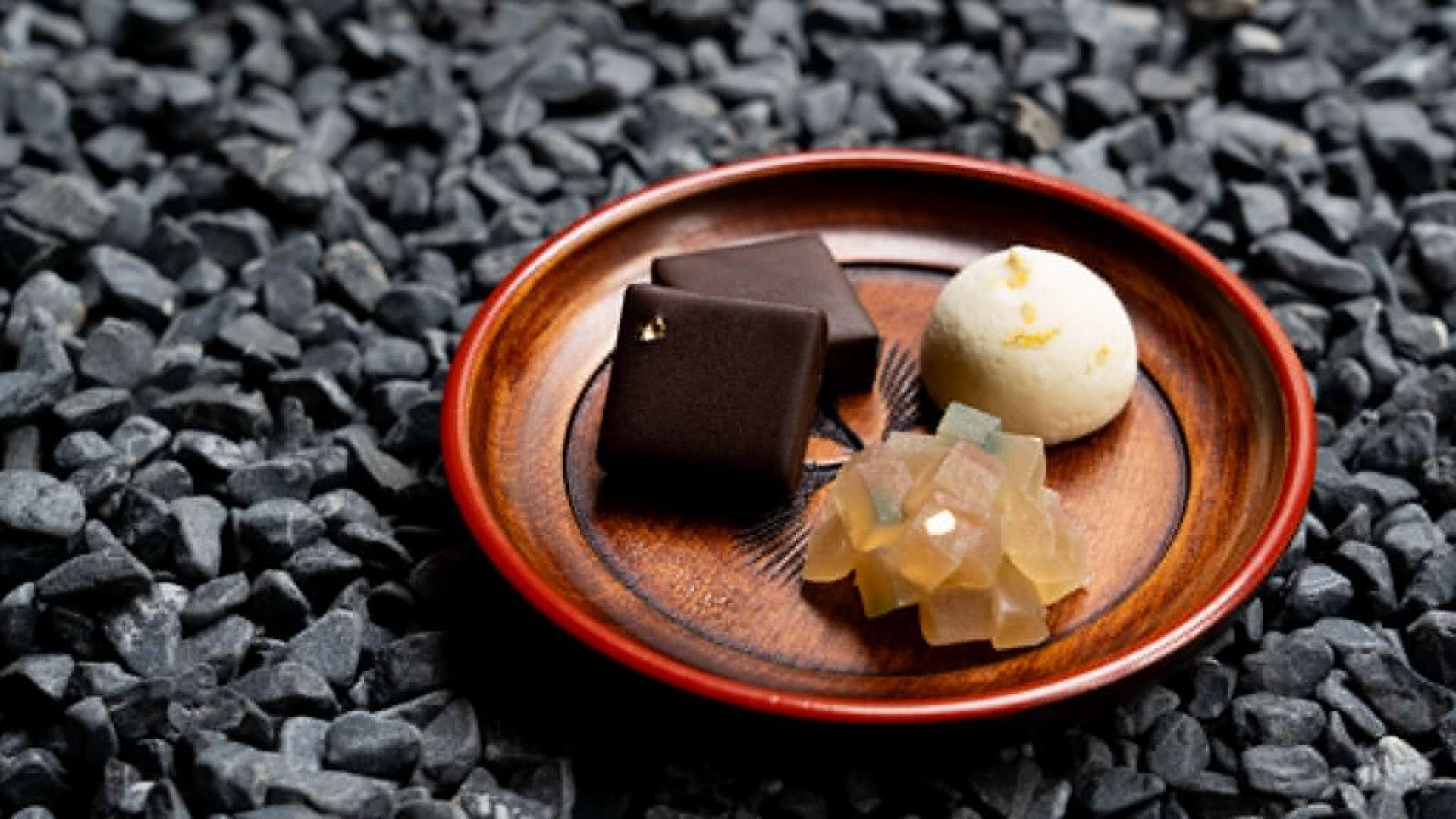 Mignardises sur plateau laqué