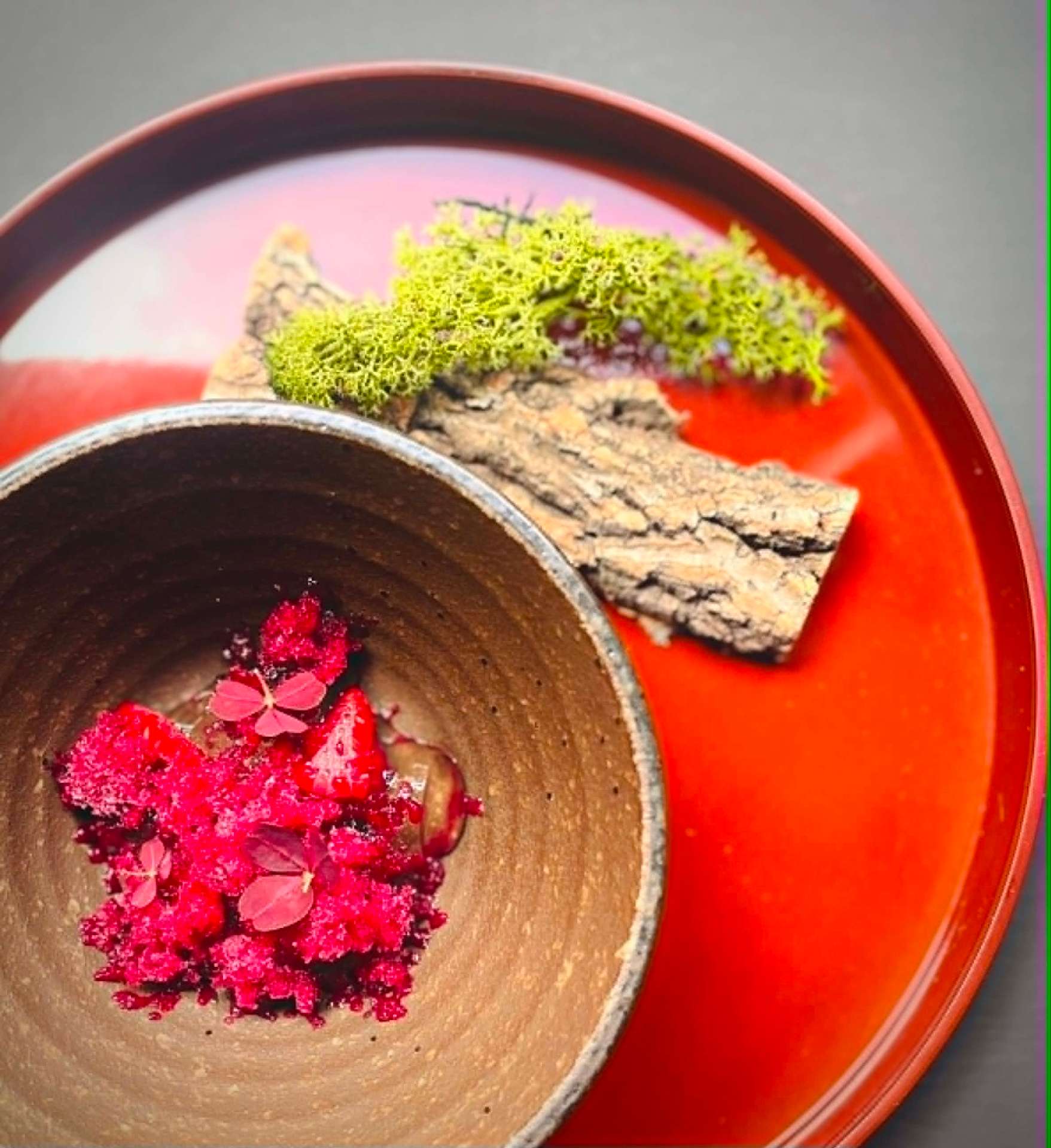 Sashimi aux fleurs comestibles